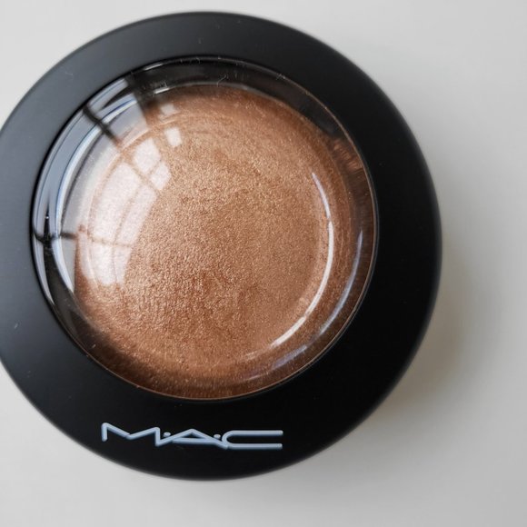 NEW! MAC TRICK OF THE LIGHT MINERALIZE SKINFINISH KIT - Picture 2 of 9